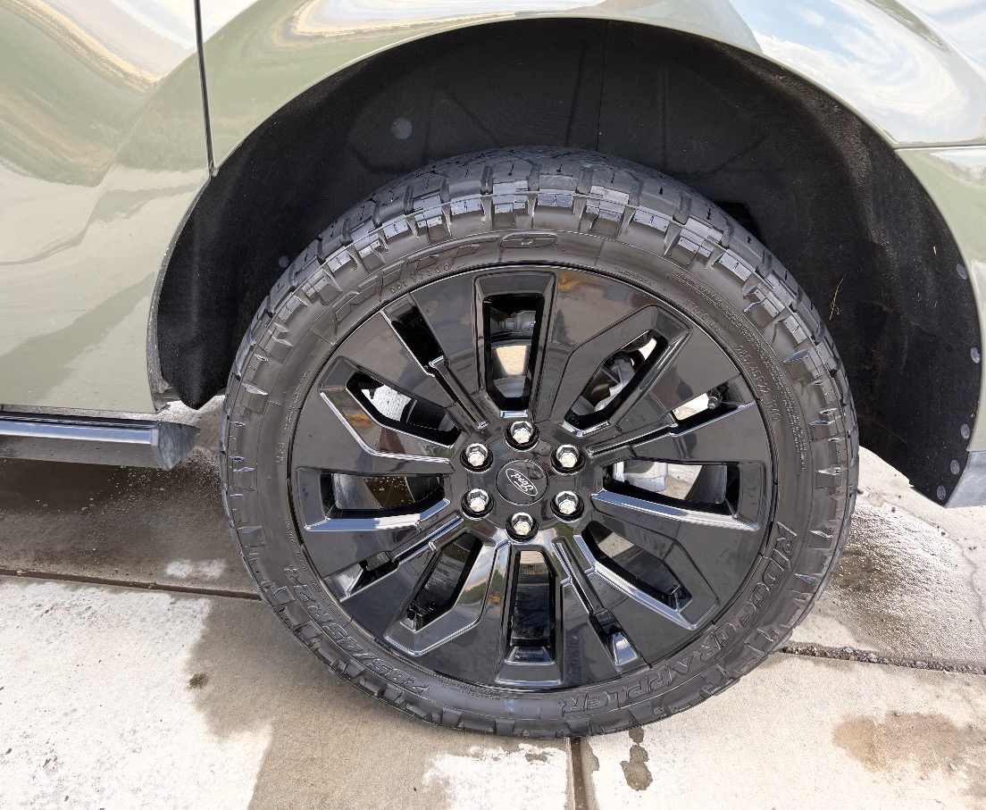 The same wheel and tire spotless after a Skylo detail
